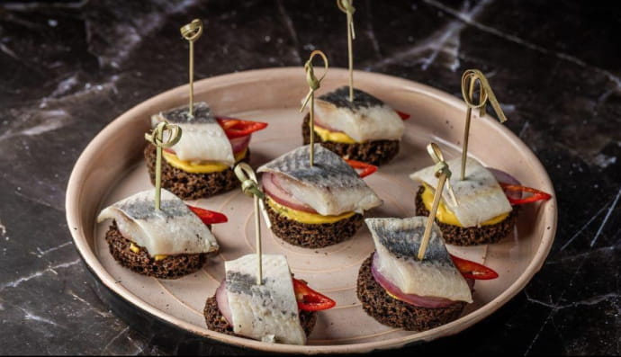 Канапки з оселедцем та гірчицею