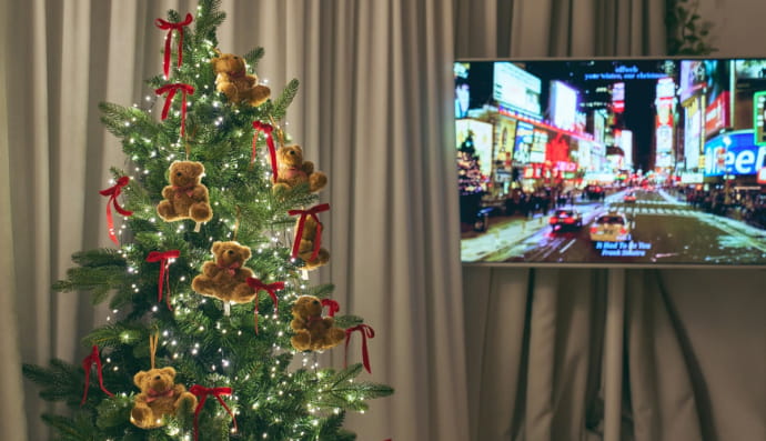 Ялинка та телевізор