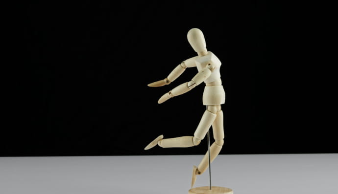 Дерев'яна модель людини позує на столі