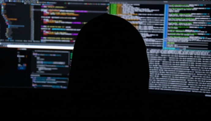 Чоловік перед компʼютером