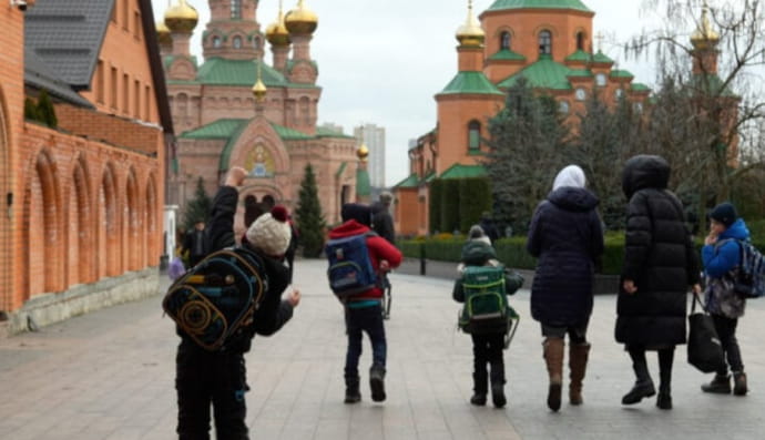 Діти і дорослі на території монастиря УПЦ МП "Голосіївська пустинь"