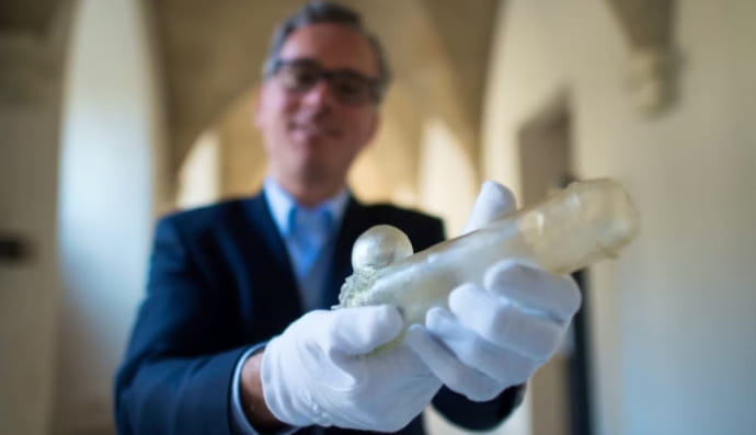 Скляний фалос