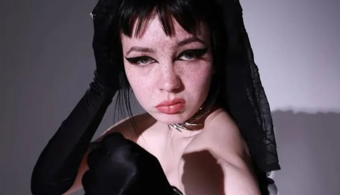 Ганна Макієнко, відома під псевдонімом Кажанна