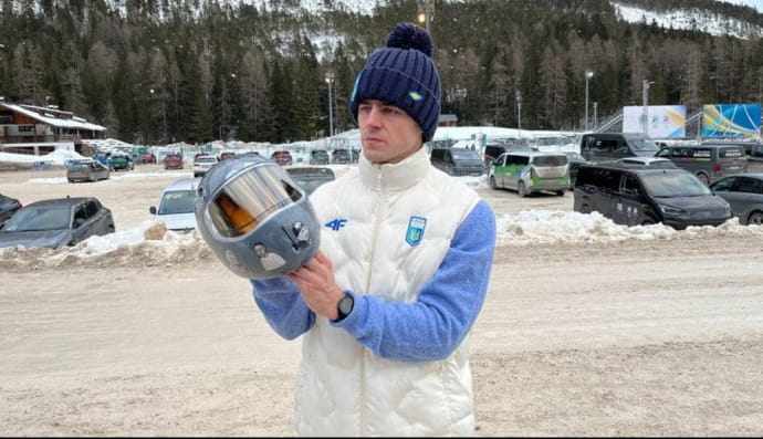 Владислав Гераскевич показує шолом на Олімпіаді-2026