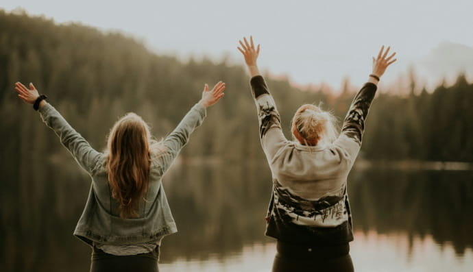 Две женщины на фоне озера