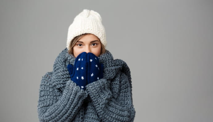 Женщине холодно, зима