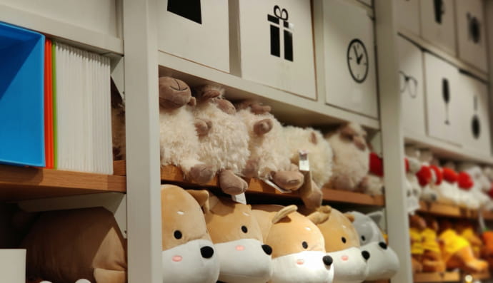 Мʼякі іграшки у магазині