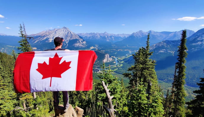 Мужчина держит флаг Канады