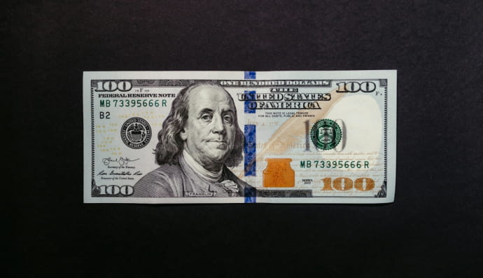 100 долларов