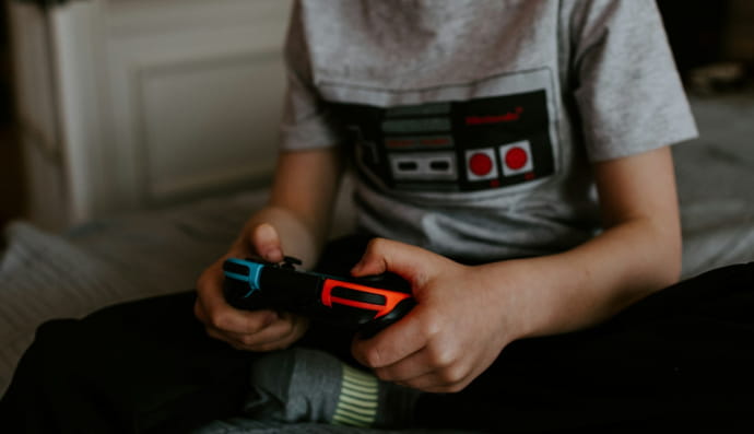 Мальчик играет на консоли