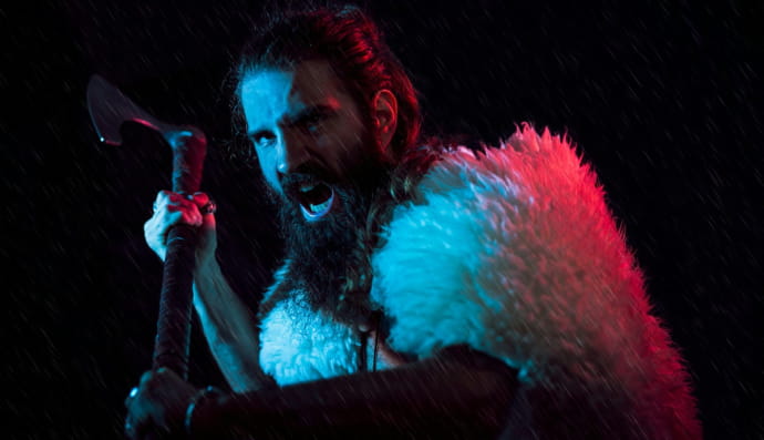 Чоловік, який зображає вікінга