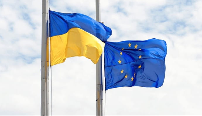 флаги Украины и ЕС
