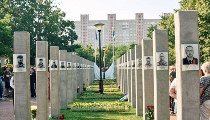Алея пам'яті захисників у Деснянському районі Києва 