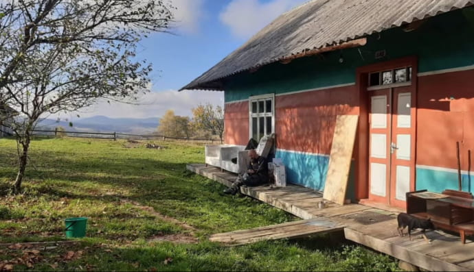 Хата у Карпатах