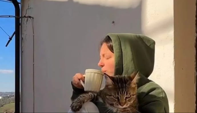 Девушка и кот