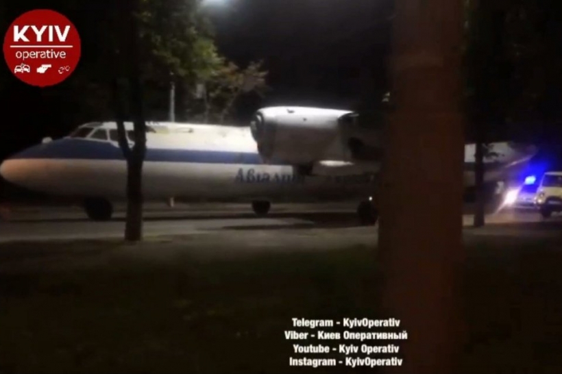 Вулицями Києва проїхав літак