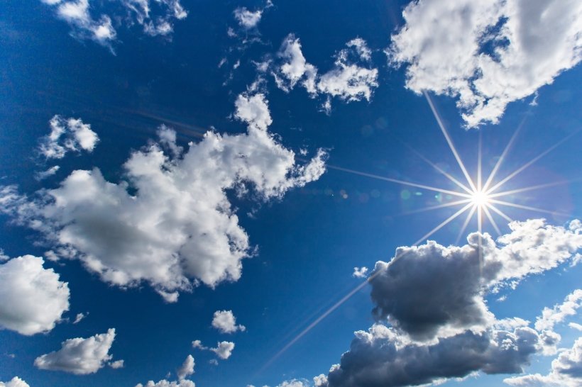 Сонце з хмарами