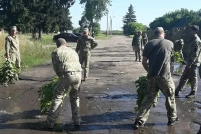 Військові "ремонтують" дорогу