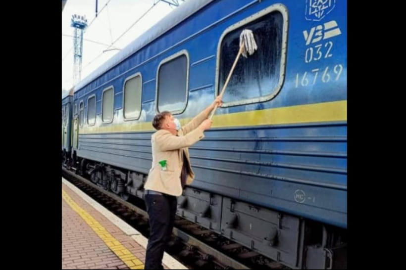 Данець миє вікно "Укрзалізниці"