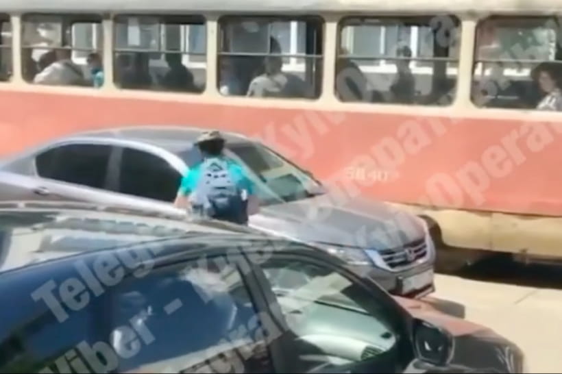 Мужчина сорвал боковое зеркало автомобиля