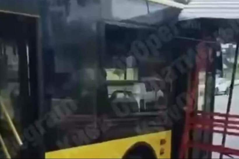 Остановка врезалась в троллейбус