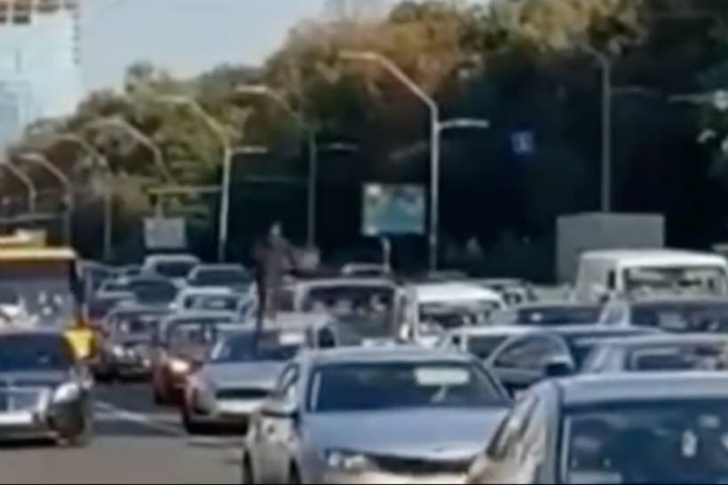 В Киеве парень бегал по крышам автомобилей