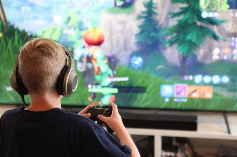 Геймер играет в Fortnite