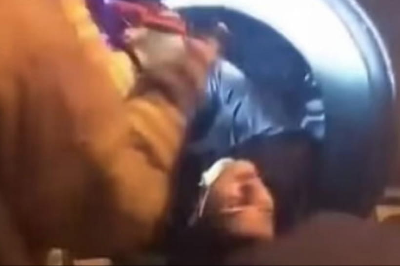 Мужчина застрял в пушке