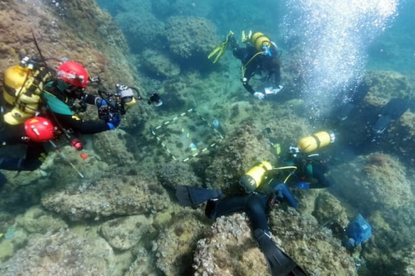 Дайвери поблизу острову Портіксол 