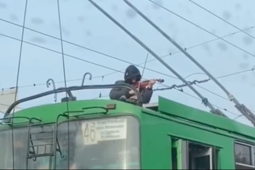 Концерт скрипаля на даху тролейбуса