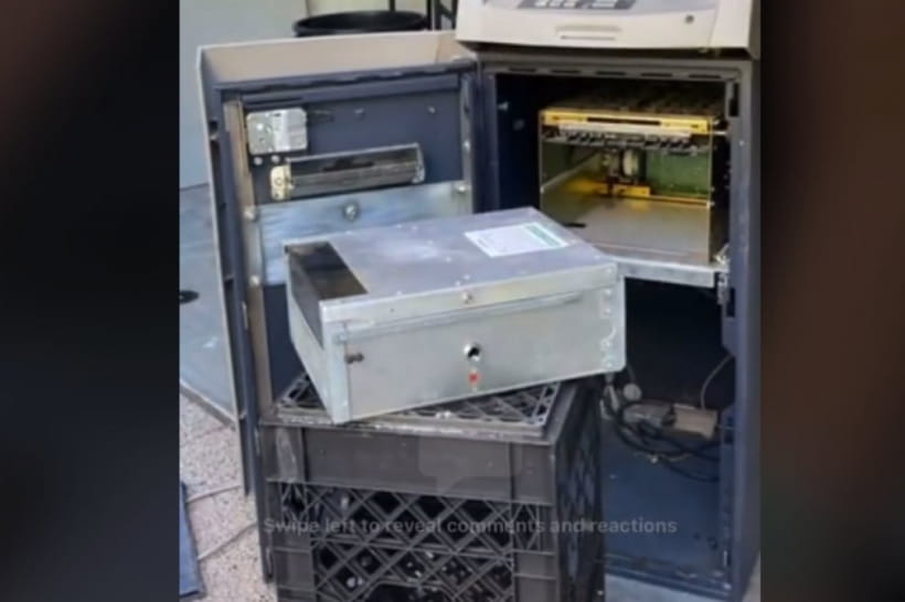 Приобретенный за $300 банкомат