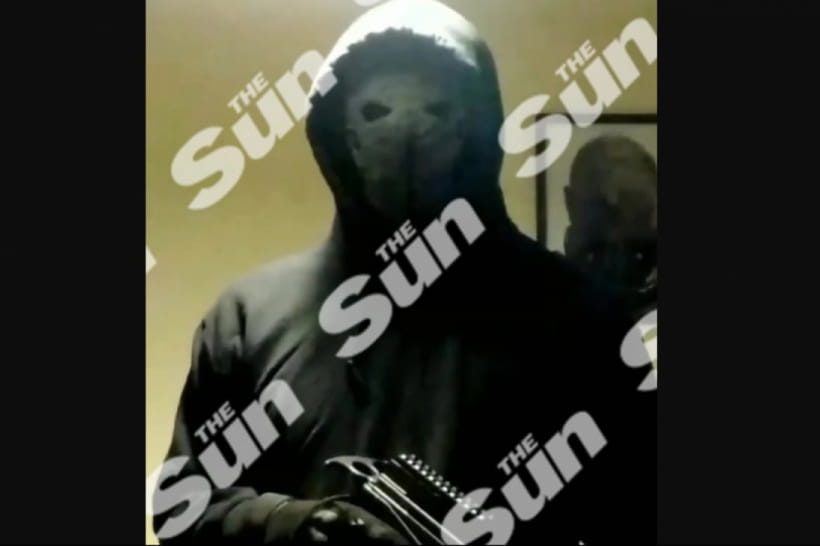 Озброєний чоловік у палаці