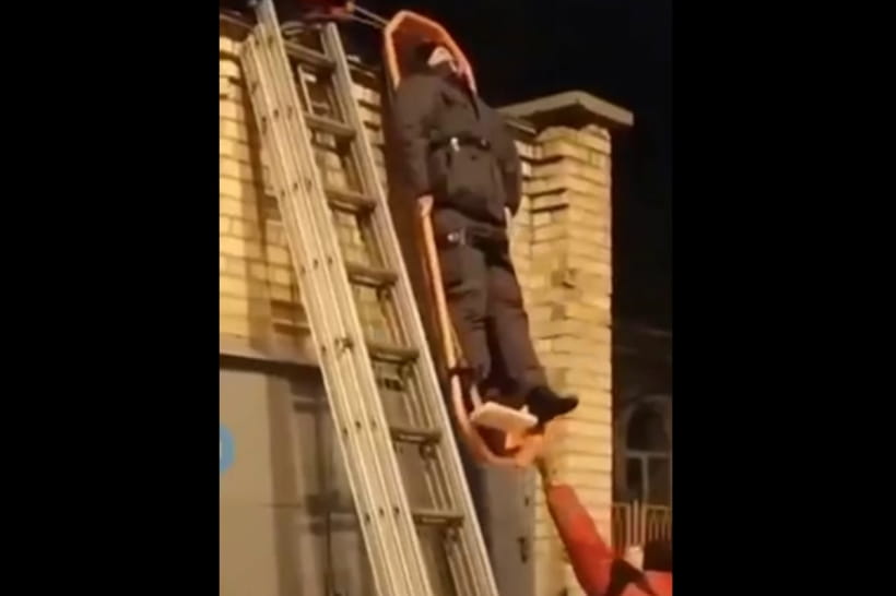 Рятувальники та постраждалий у Києві