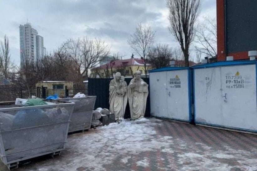 Статуї на смітнику 