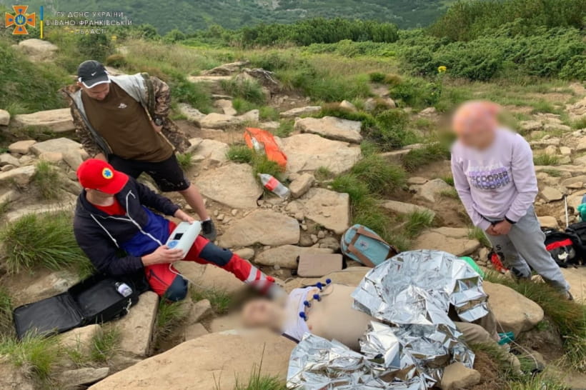 Рятувальники намагаються допомогти туристу 