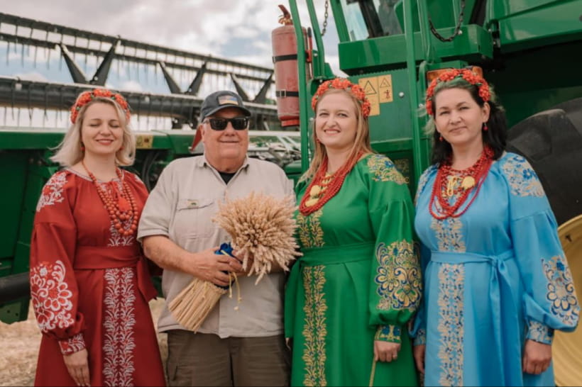 Американский бизнесмен Говард Баффет приехал в Украину и поработал комбайнером в поле
