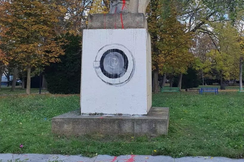 Постамент