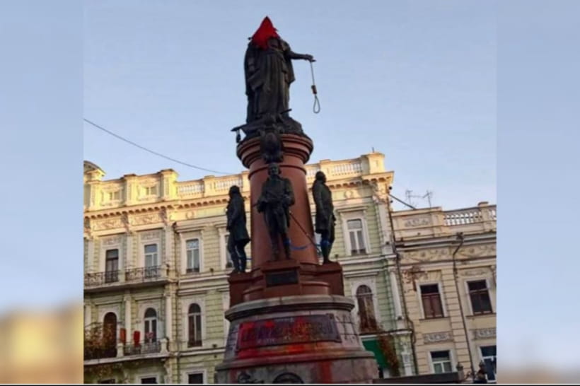 В Одессе "украсили" памятник Екатерине II