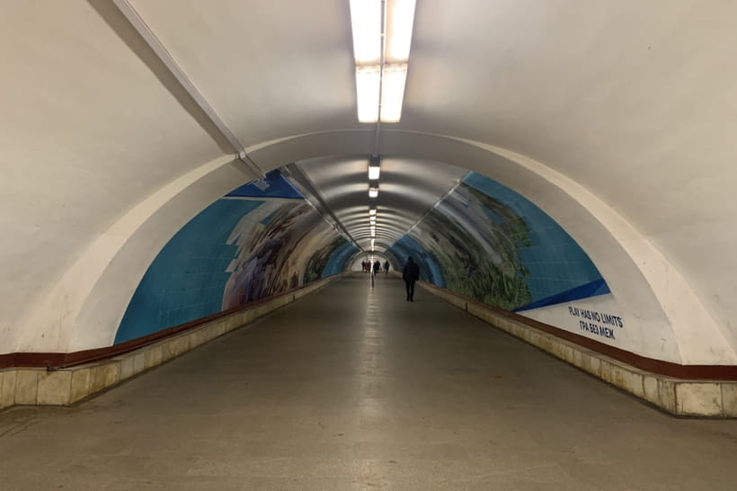 переход между станциями "Крещатик" и "Майдан Незалежности"