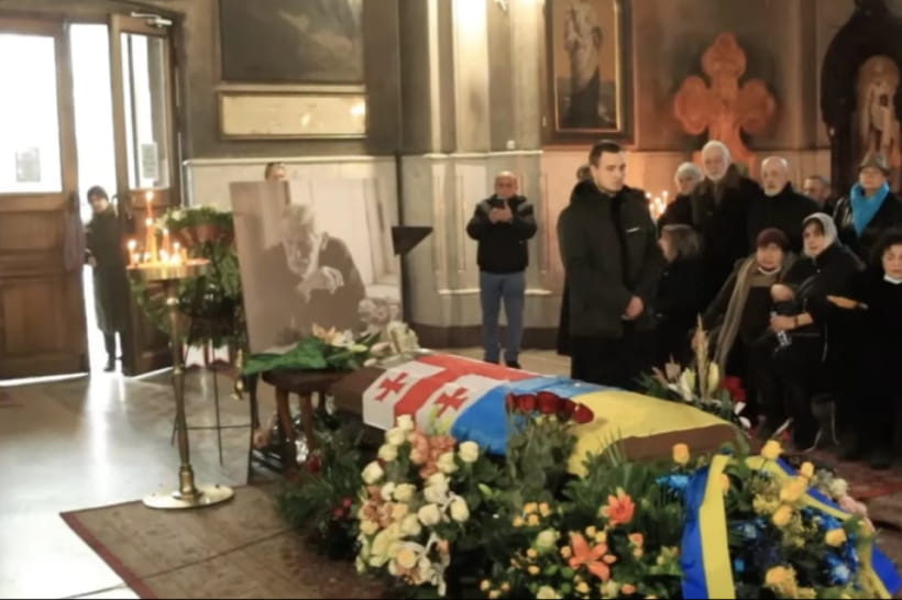Гроб Вахтанга Кикабидзе украсили украинским флагом