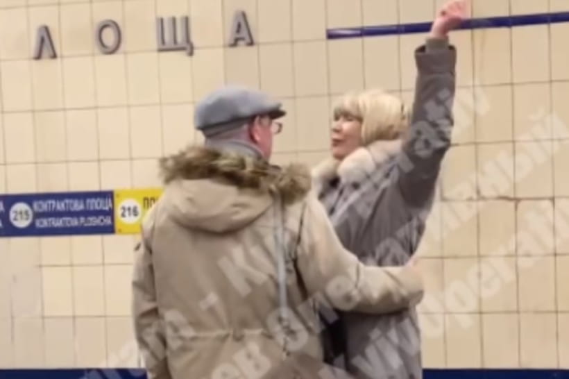 В Киевском метро влюбленные слушали песню о "победе"