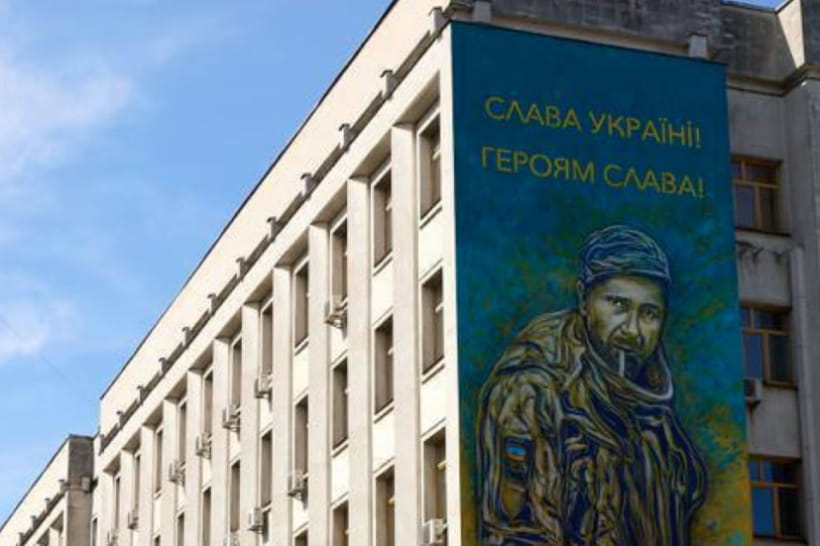в Киеве появился мурал с украинцем, которого жестоко расстреляли россияне