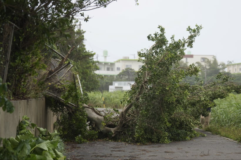 Японию накрыл мощный тайфун