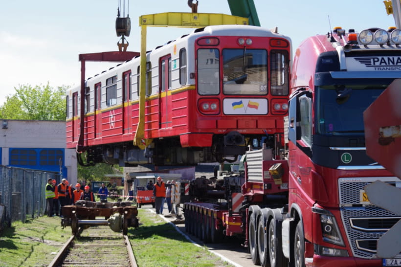 Варшава передала киевскому метрополитену новую партию вагонов