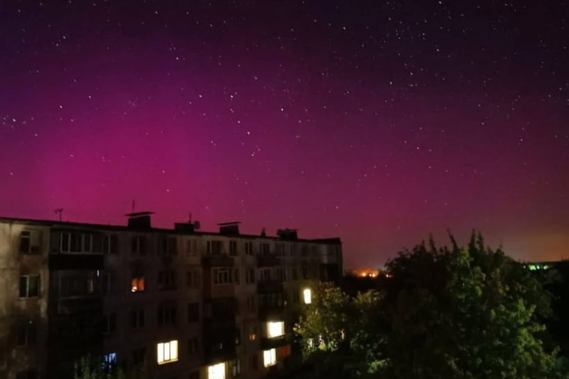 рожеве полярне сяйво над Україною