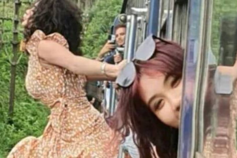 Туристка зробила "небезпечне" фото в потягу