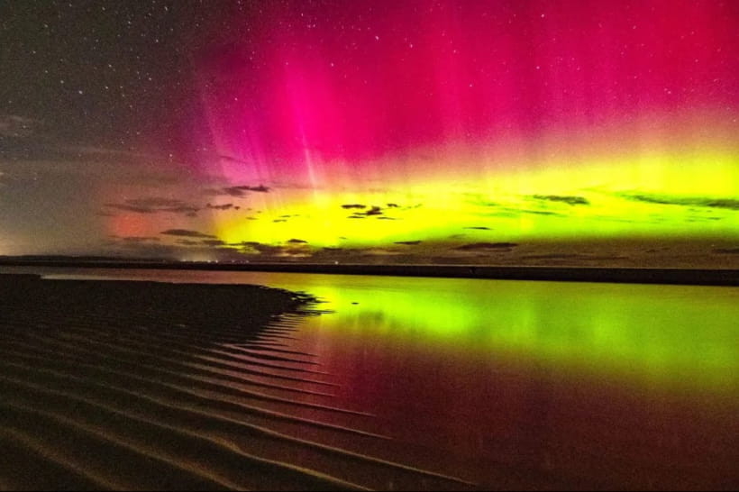 Северное сияние с пляжа Финдхорна в Шотландии