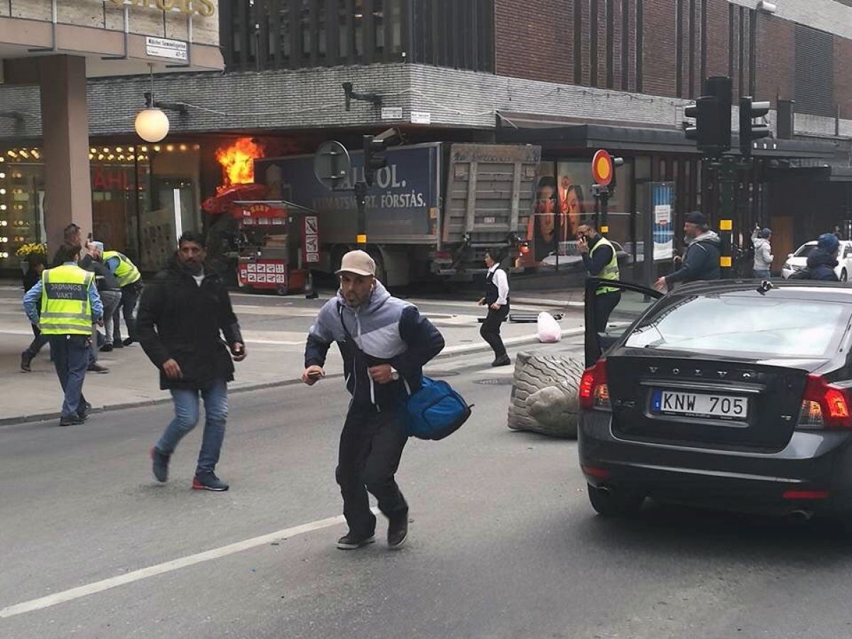 Наїзд вантажівки у натовп у Стокгольмі