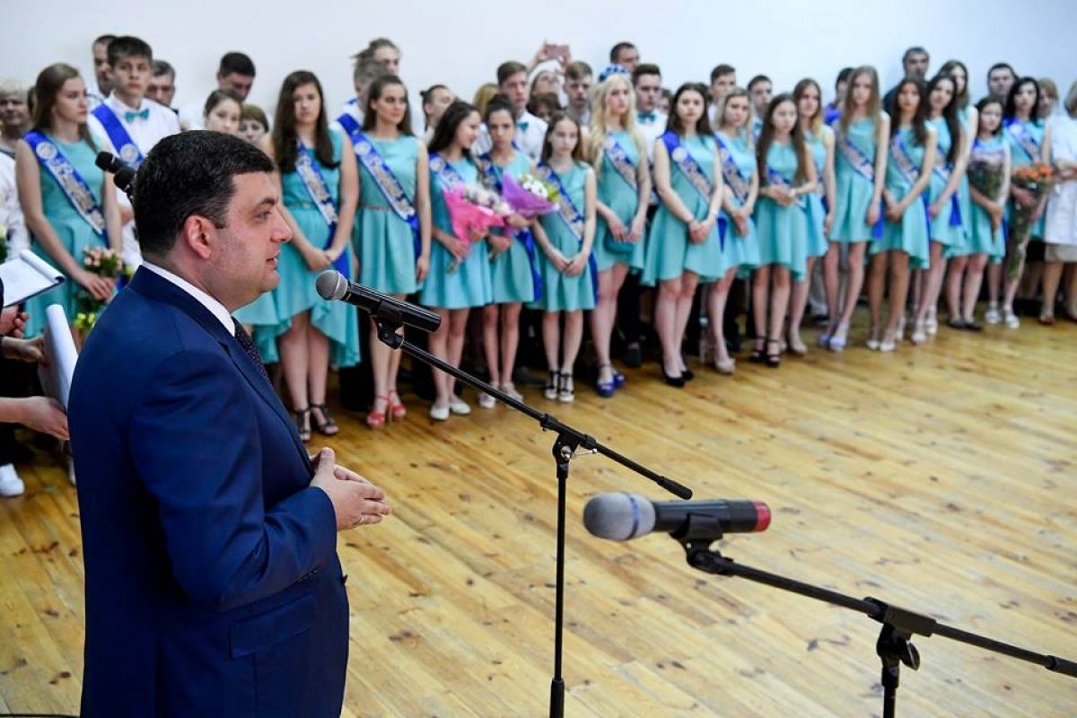 Гройсман на святі "Останнього дзвоника" в Броварах