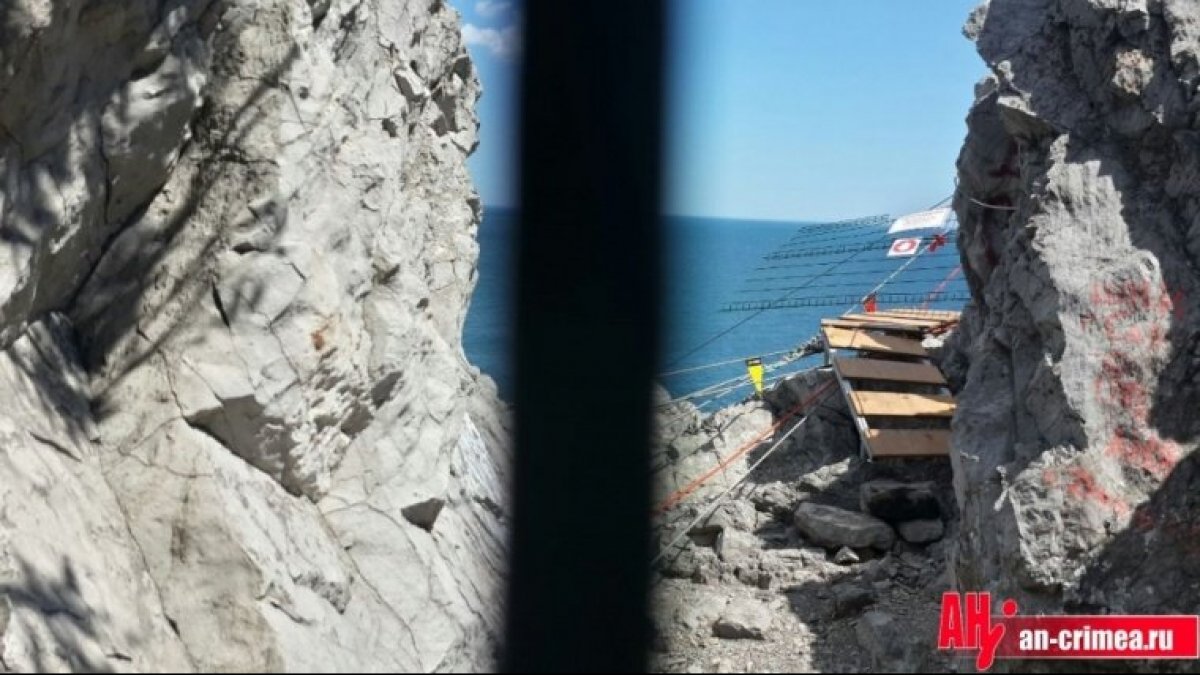 У Криму зламався підвісний міст між селищем Сімеїз і скелею Діва